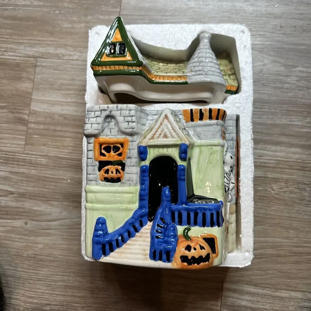 Halloween‎ Ceramic Cookie or Treat Jar Haunted House W/ Pumpkins & skeleton